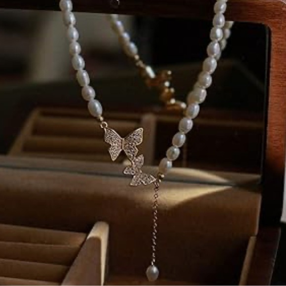 Faux pearl and butterflies necklace - Picture 2 of 3
